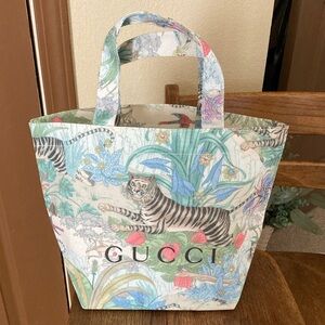 GUCCI beauty Jungle Print Tiger Tote NWOT/NIP